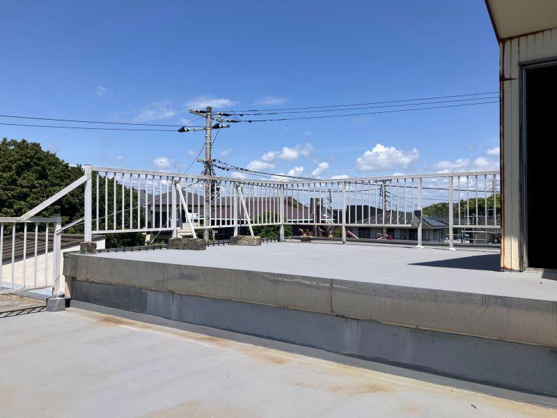 鎌倉市今泉台四丁目の賃貸物件/屋上｜段差があります。