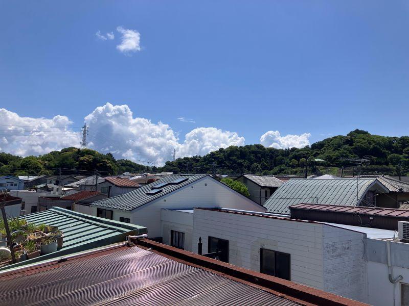 鎌倉市今泉台四丁目の賃貸物件/屋上｜家々の屋根の上を風が吹きわたります。