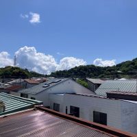 鎌倉市今泉台四丁目の賃貸物件/屋上｜家々の屋根の上を風が吹きわたります。