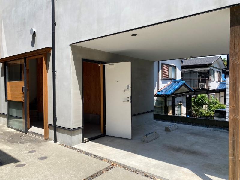 逗子市桜山五丁目の賃貸物件/D区画│玄関は2ヶ所、突き出た居住スペースの下は、駐車スペース