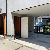 逗子市桜山五丁目の賃貸物件/D区画│玄関は2ヶ所、突き出た居住スペースの下は、駐車スペース