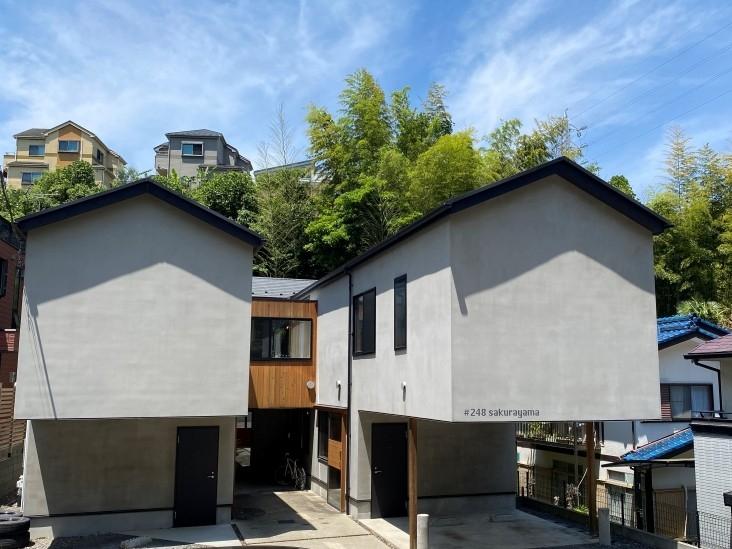 逗子市桜山五丁目の賃貸物件/外観│ぐーんと前に突き出している建物、表情の見えない外観が何だか気になります