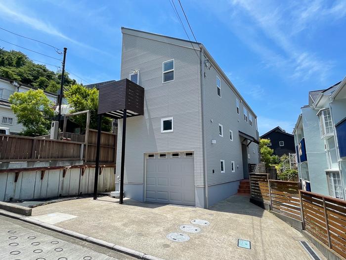 葉山町下山口の売買物件/片流れの屋根が特徴、奥に細長く見えますが中は意外と広い。ガレージのシャッターは電動