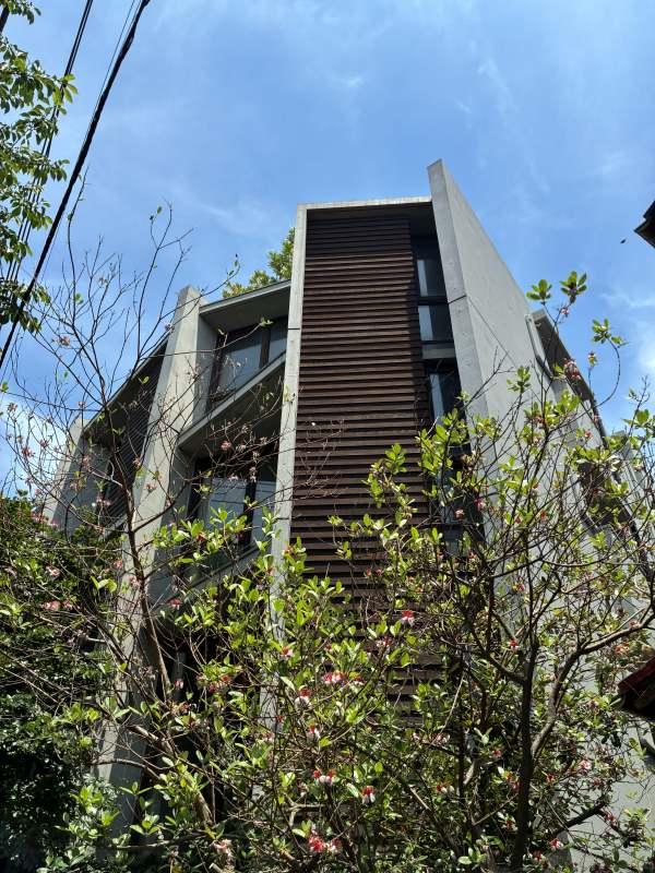 藤沢市片瀬四丁目の賃貸物件/見上げると、草木の中から建物が浮き出ているようで面白いのです