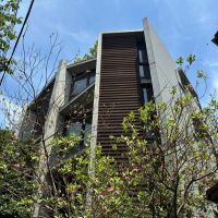 藤沢市片瀬四丁目の賃貸物件/見上げると、草木の中から建物が浮き出ているようで面白いのです
