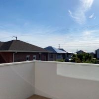 藤沢市片瀬山三丁目の売買物件/バルコニーからの眺め│住宅地のため建物が続きますが、空が広い