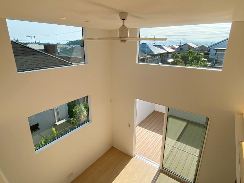 藤沢市片瀬山三丁目の売買物件/小屋裏収納から見た吹き抜け