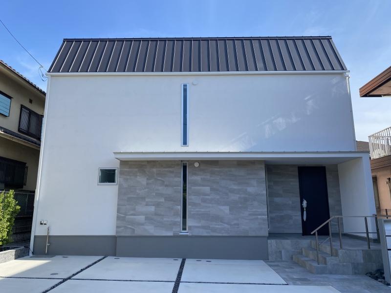 藤沢市片瀬山三丁目の売買物件/前面道路から見た外観