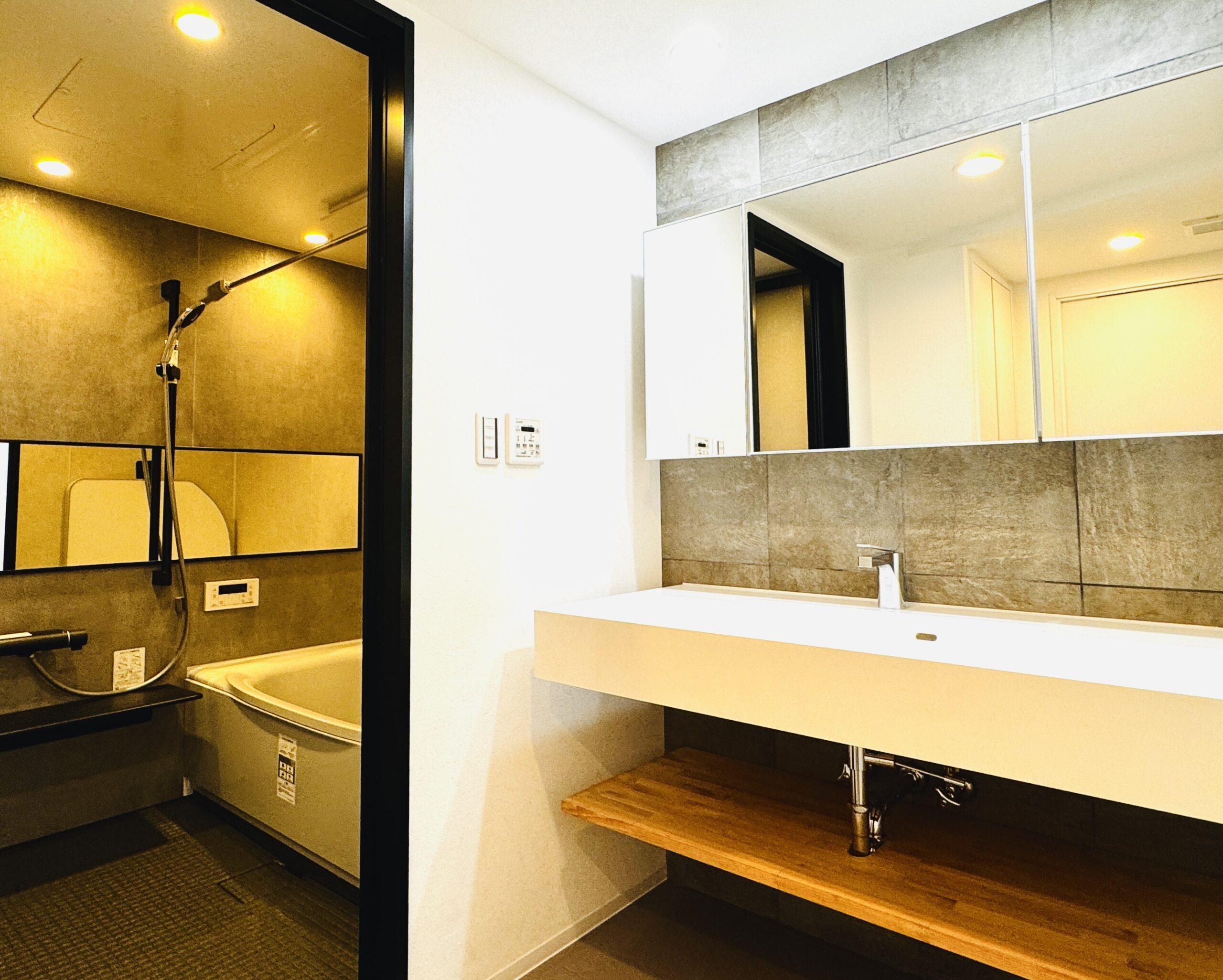 藤沢市鵠沼海岸二丁目の売買物件/洗面と浴室（写真・売主提供）