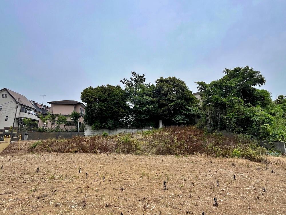 横須賀市根岸町二丁目の売買物件/反対側を見れば住宅もあります