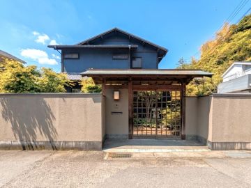 鎌倉市浄明寺四丁目の売買物件/くぐった先のコントラスト