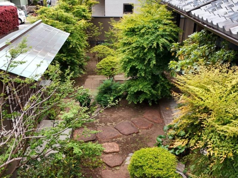 鎌倉市浄明寺四丁目の売買物件/アプローチ｜上から見下ろすと門の銅板と母屋の瓦屋根のコントラストが美しい