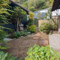鎌倉市浄明寺四丁目の売買物件/アプローチ｜門をくぐって平石を踏みしめ進んでいくと、重厚な玄関がお出迎え