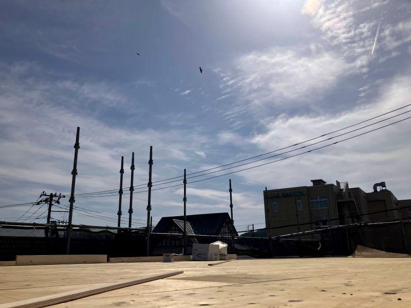 鎌倉市御成町の賃貸物件/屋上（工事中）｜まだ防水施工がされていない段階の屋上。出来上がったら、広い空が見えそうです！