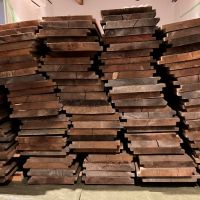鎌倉市御成町の賃貸物件/素材｜VUILDの倉庫にストックされていた古い足場材を外壁として再利用。