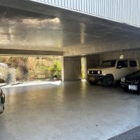 葉山町長柄の売買物件/駐車場｜1階部分の駐車スペース。外も含めれば10台は置けるので、テナントの来客が多くても大丈夫