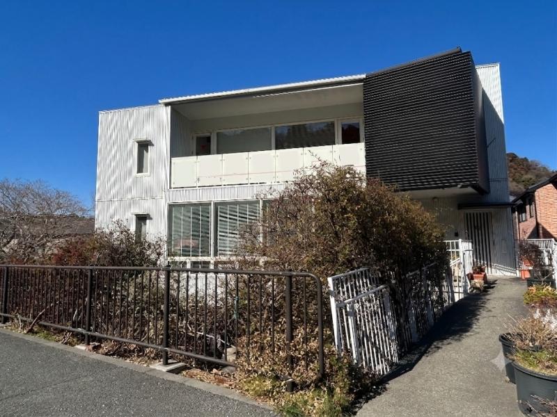 葉山町長柄の売買物件/外観｜県道沿いに現れる白い外観