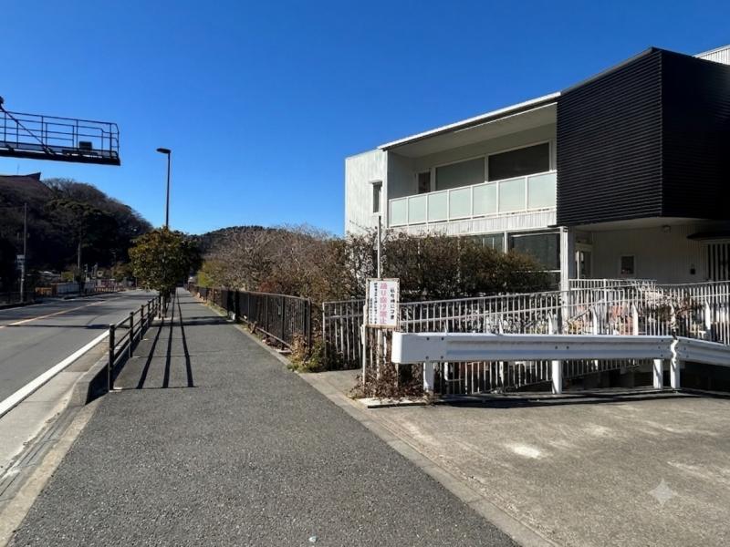 葉山町長柄の売買物件/前面道路｜多くの店舗が並び、高速道路へも通じる県道。休日には多くの車が行き交います