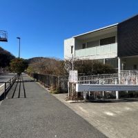 葉山町長柄の売買物件/前面道路｜多くの店舗が並び、高速道路へも通じる県道。休日には多くの車が行き交います