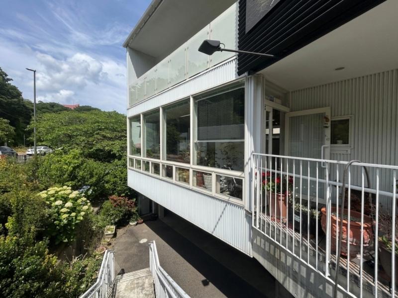 葉山町長柄の売買物件/外観｜1階の駐車場に続く外階段