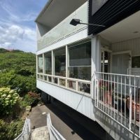 葉山町長柄の売買物件/外観｜1階の駐車場に続く外階段