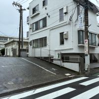 鎌倉市由比ガ浜二丁目の賃貸物件/２階と言っても、小学校の敷地とはほぼ高低差がありませんので、ご注意を