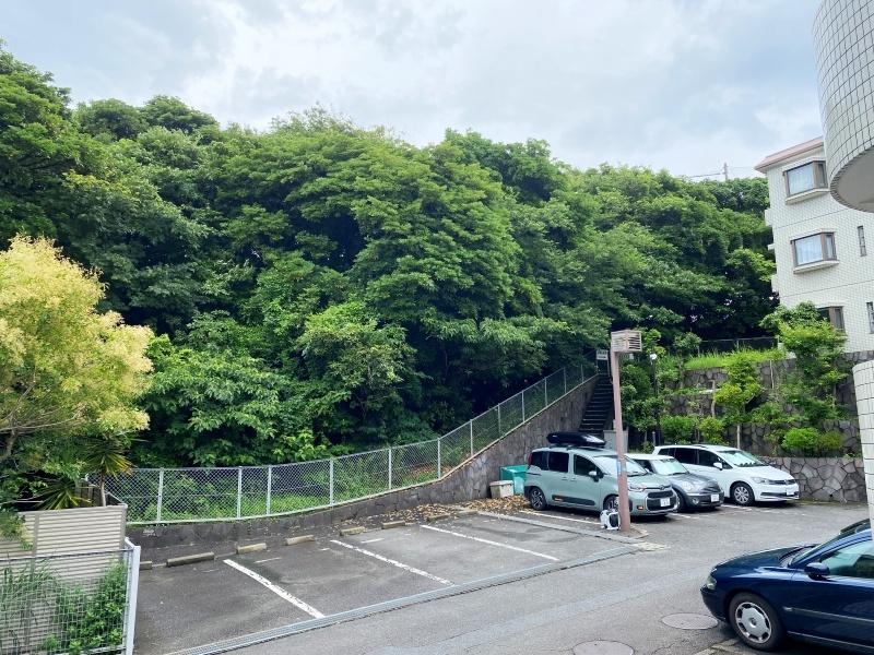 鎌倉市七里ガ浜東二丁目の売買物件/洋室6.3帖からの眺め│緑の向こうには、学校が隣接しています