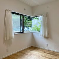 鎌倉市七里ガ浜東二丁目の売買物件/洋室6.3帖│コーナー窓の向こうは敷地内駐車場