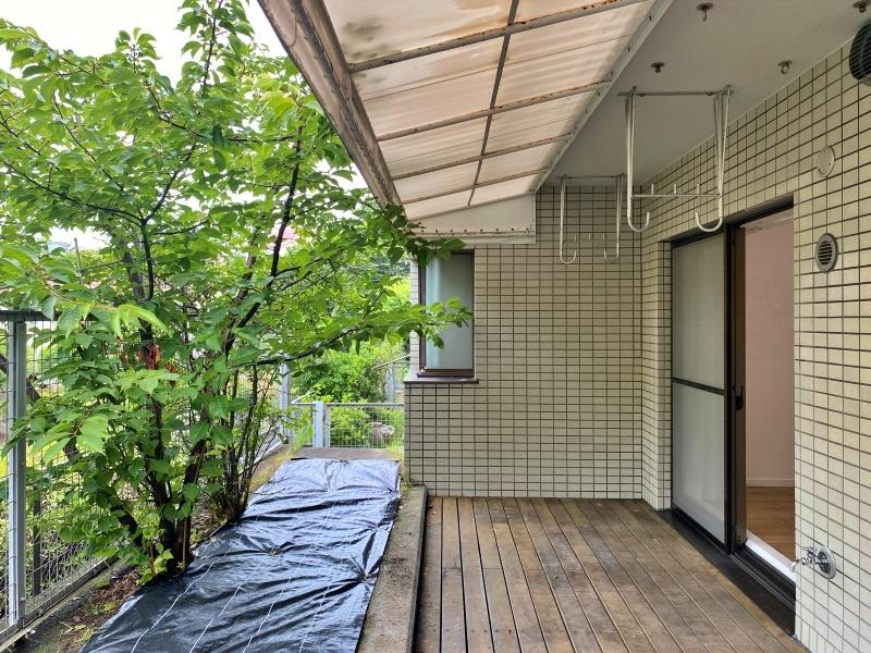 鎌倉市七里ガ浜東二丁目の売買物件/テラス別角度│テーブルと椅子を出して、読書や食事をしたくなります