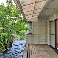 鎌倉市七里ガ浜東二丁目の売買物件/テラス別角度│テーブルと椅子を出して、読書や食事をしたくなります