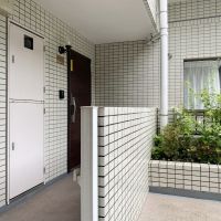 鎌倉市七里ガ浜東二丁目の売買物件/ポーチ│玄関扉の他に、キッチンへ繋がる扉があります