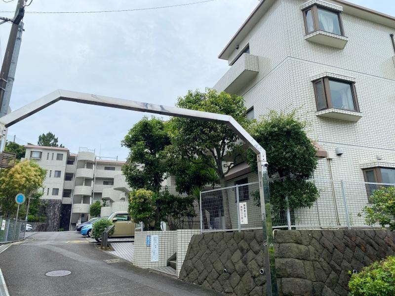 鎌倉市七里ガ浜東二丁目の売買物件/外観│マンション敷地入口、平置き駐車場です