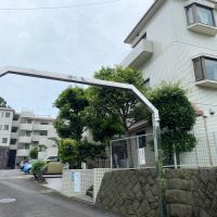 鎌倉市七里ガ浜東二丁目の売買物件/外観│マンション敷地入口、平置き駐車場です