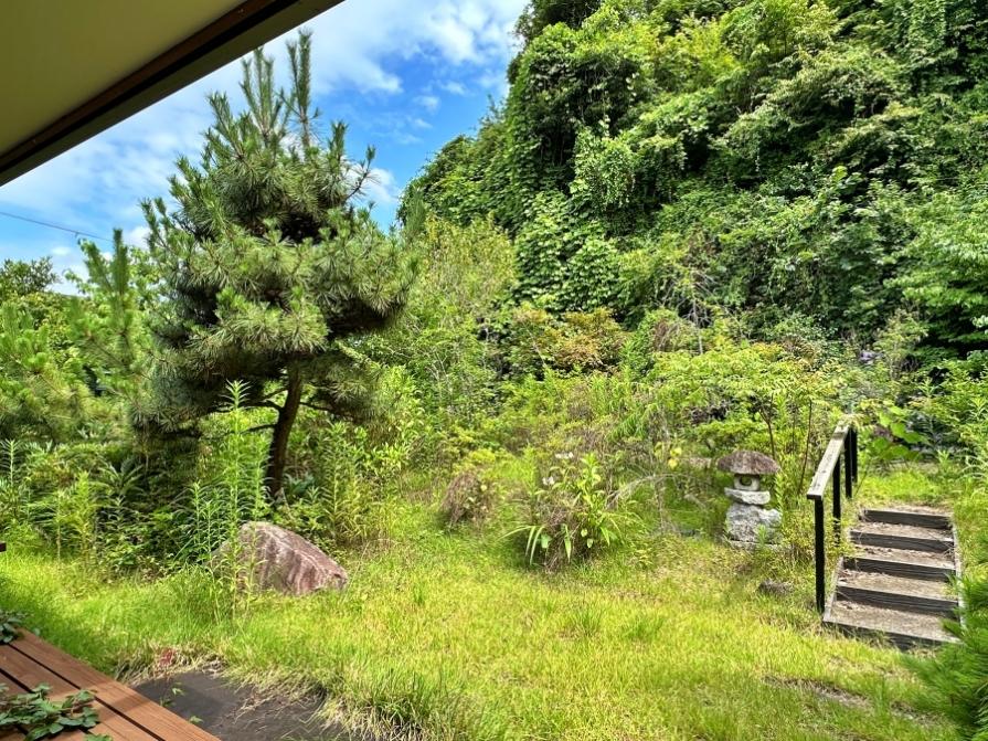 鎌倉市扇ガ谷四丁目の売買物件/庭｜まるで山と庭の境界が、そのまま静かに溶けてしまったかのような風景が広がっていました