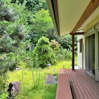 鎌倉市扇ガ谷四丁目の売買物件/庭とウッドデッキ｜リビングから外に出るとウッドデッキが続いています