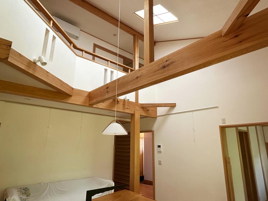 鎌倉市扇ガ谷四丁目の売買物件/リビングの吹き抜け｜現しの梁がかっこいい