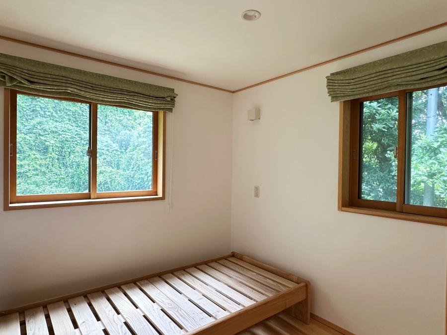 鎌倉市扇ガ谷四丁目の売買物件/2階洋室その1｜窓の外は緑