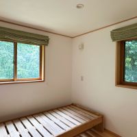 鎌倉市扇ガ谷四丁目の売買物件/2階洋室その1｜窓の外は緑