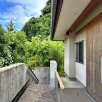 鎌倉市扇ガ谷四丁目の売買物件/玄関前のアプローチ｜やはり外観は重厚感のある造りです