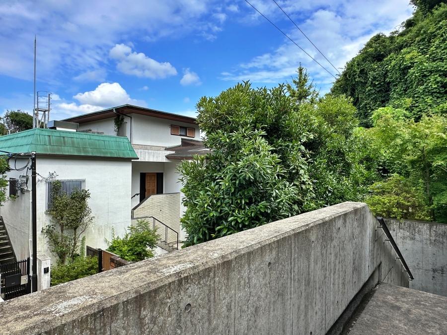 鎌倉市扇ガ谷四丁目の売買物件/玄関からの眺望｜地階が地上階で1階は高台にあるので少し高い目線です
