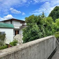鎌倉市扇ガ谷四丁目の売買物件/玄関からの眺望｜地階が地上階で1階は高台にあるので少し高い目線です