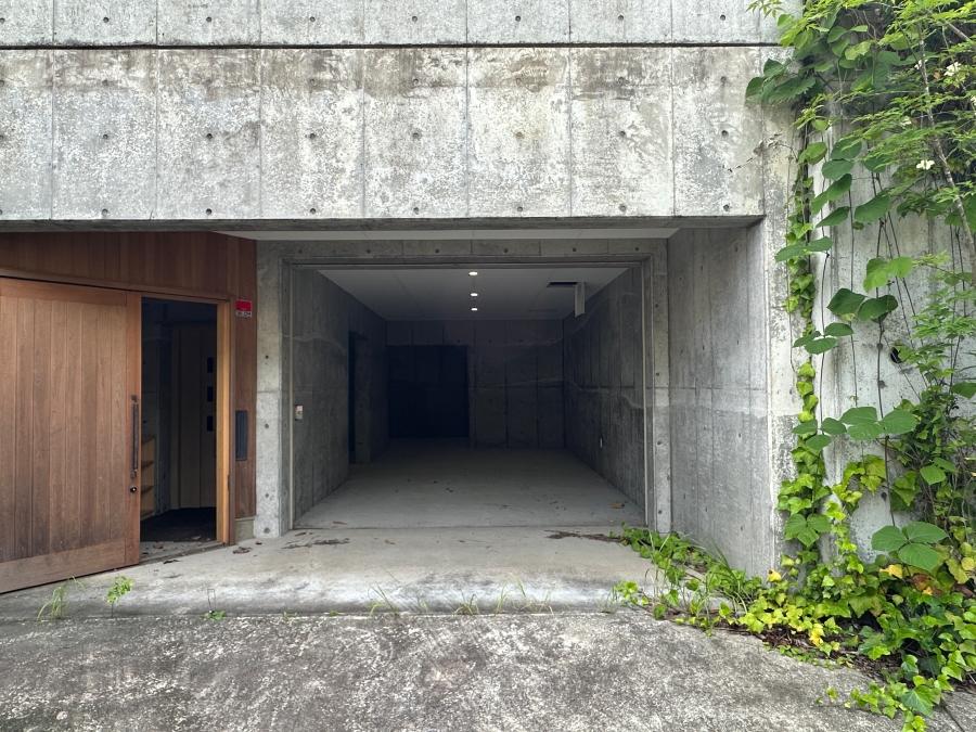 鎌倉市扇ガ谷四丁目の売買物件/地階ガレージ｜やはり外観はいかつい