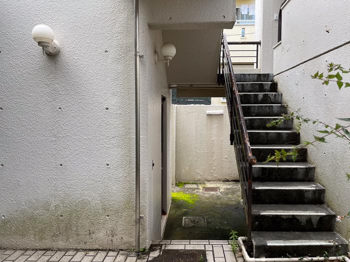 鎌倉市二階堂の売買物件/2世帯住宅の２階部分はここから登り、端を渡ります。