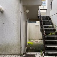 鎌倉市二階堂の売買物件/2世帯住宅の２階部分はここから登り、端を渡ります。