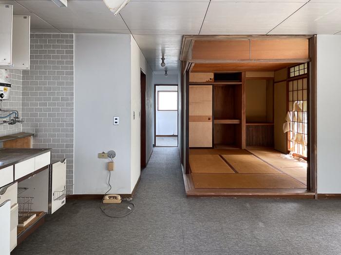 鎌倉市二階堂の売買物件/2階｜小上がりになっている6畳和室と廊下の先に2部屋