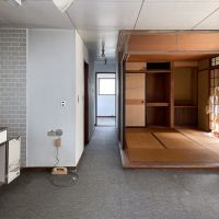 鎌倉市二階堂の売買物件/2階｜小上がりになっている6畳和室と廊下の先に2部屋
