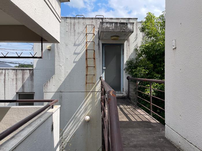 鎌倉市二階堂の売買物件/東側建物。2階部分の玄関は橋の先