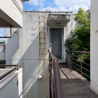 鎌倉市二階堂の売買物件/東側建物。2階部分の玄関は橋の先