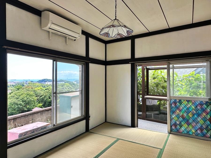 横須賀市船越町四丁目の売買物件/和室その1｜文机と原稿用紙と万年筆が似合う空間です