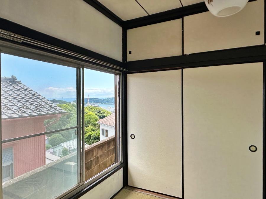 横須賀市船越町四丁目の売買物件/和室その2｜手前の和室からもチラッと海が望めます